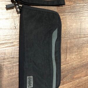 ✈️ BNWOT Full-Zip Passport Wallet – Travel in Style! 🌍